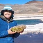 Exploración en Atacama: Estudiante de Doctorado UCN recolecta muestras clave en los salares de Gorbea e Ignorado